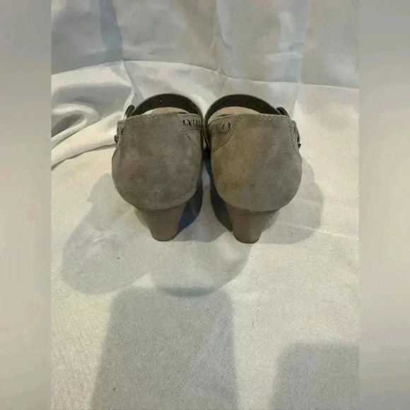 Michael Shannon Tan Heels with Elegant Design - Picture 8 of 16